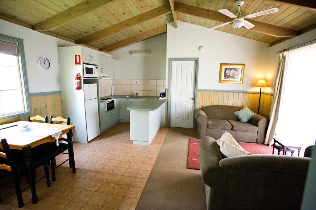 Walkabout Motel Rutherglen Room photo